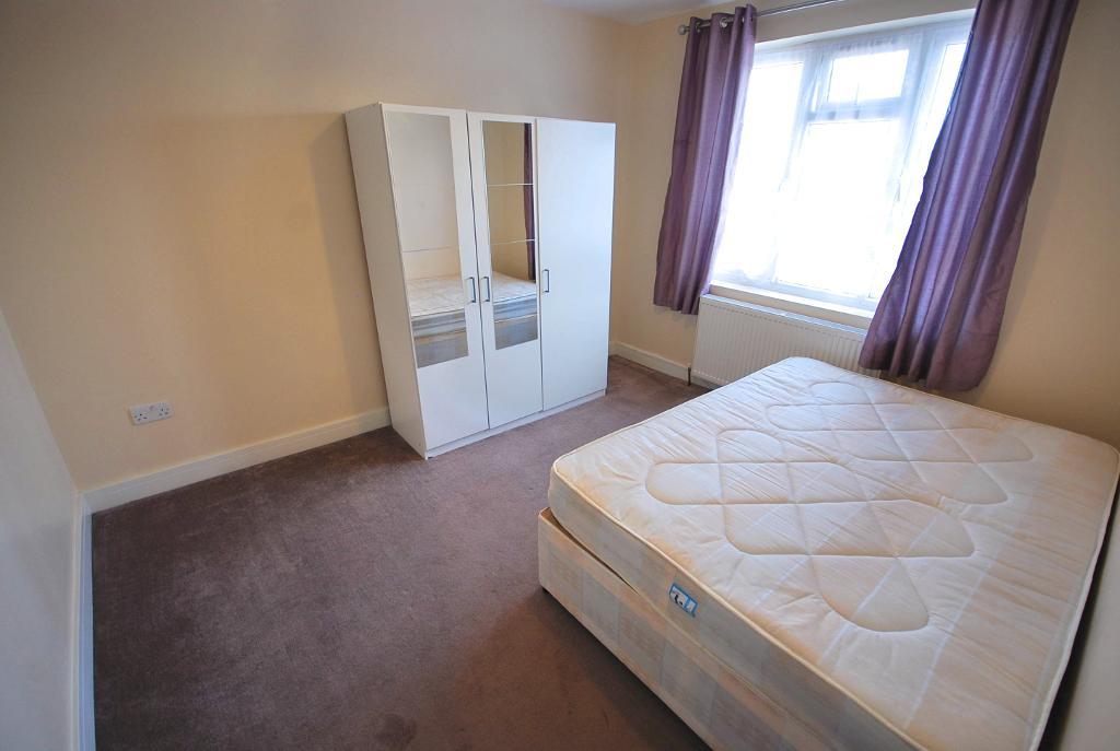 Flat Woodside End in Greater London