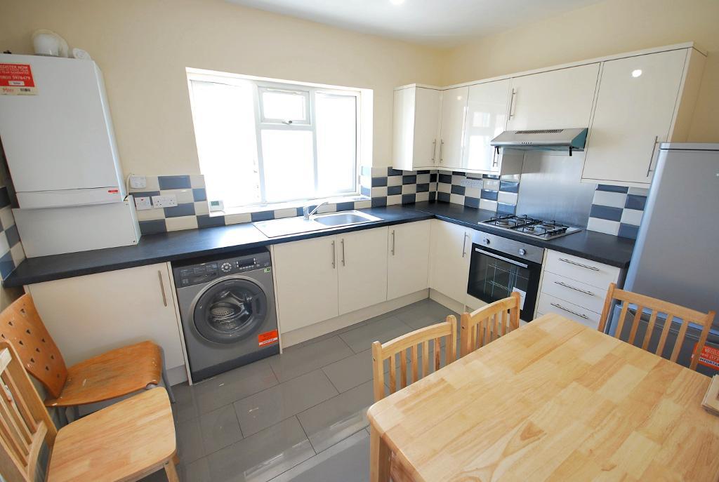Flat Woodside End in Greater London
