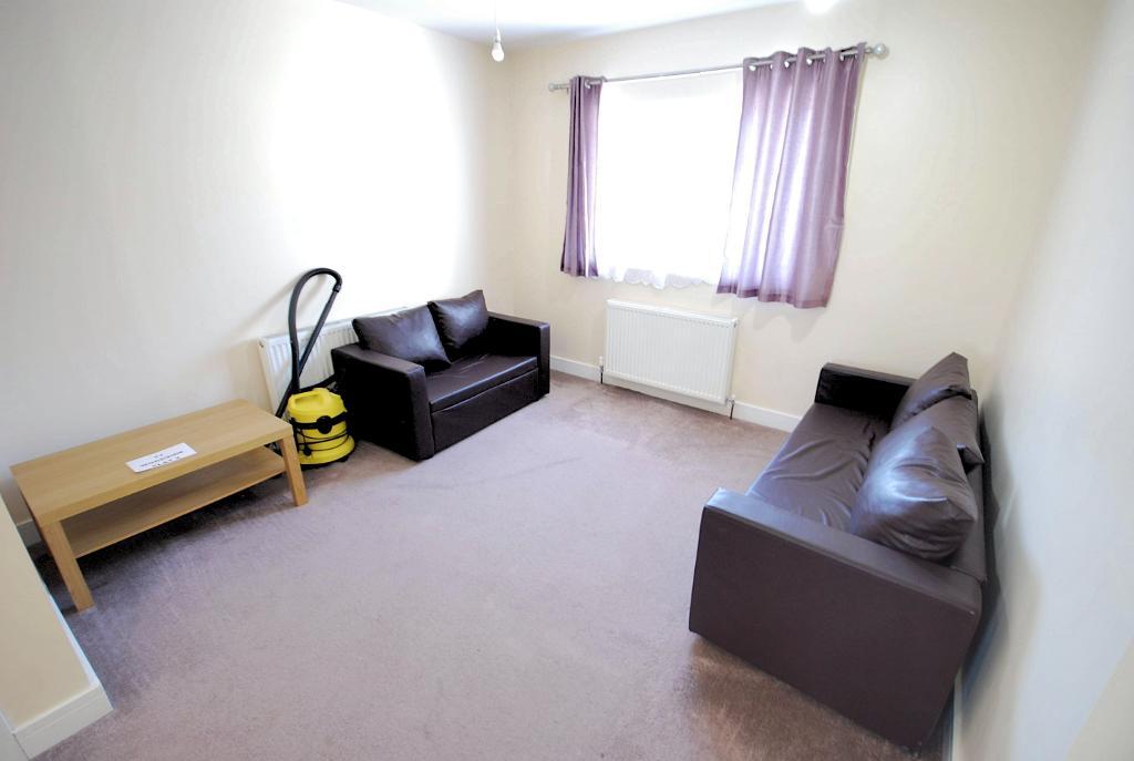 Flat Woodside End in Greater London