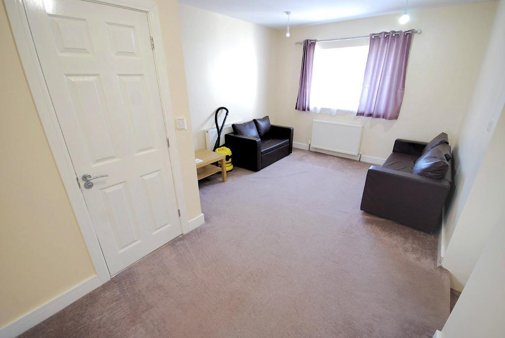 Flat Woodside End in Greater London