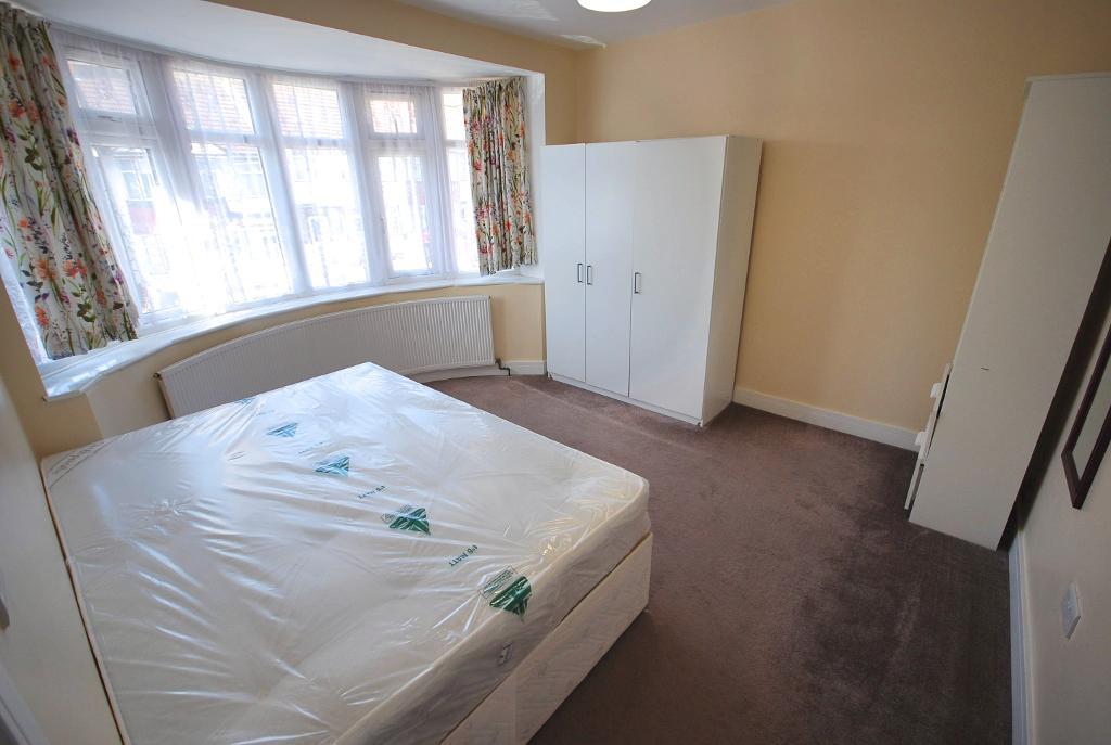 Flat Woodside End in Greater London