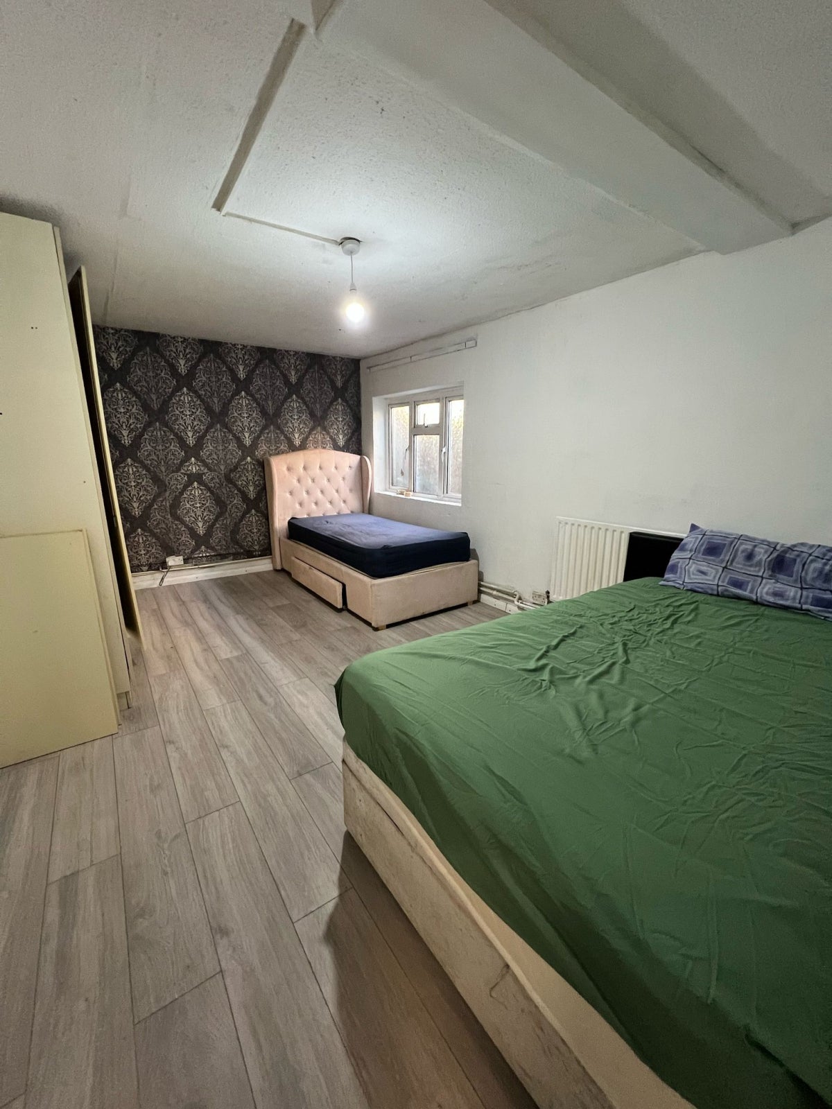 Flat Green Lane in Greater London