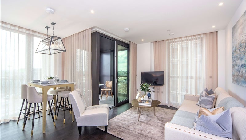 Flat Ponton Road in Greater London