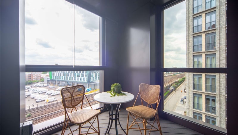 Flat Ponton Road in Greater London