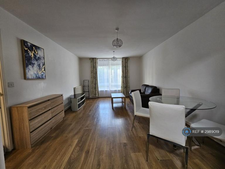 Flat Kenavon Drive in Reading