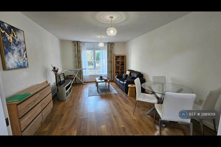 Flat Kenavon Drive in Reading