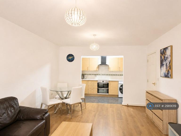 Flat Kenavon Drive in Reading