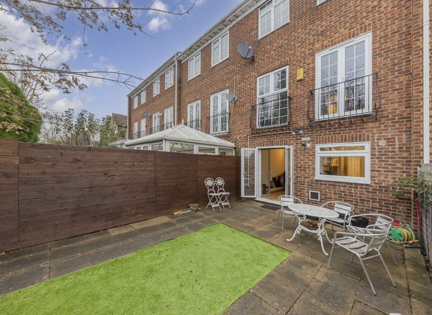 House Oakview Gardens in Greater London