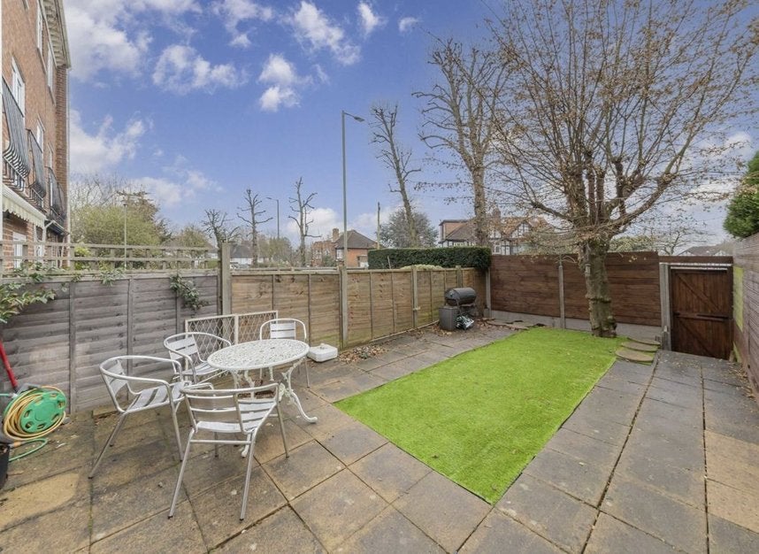 House Oakview Gardens in Greater London