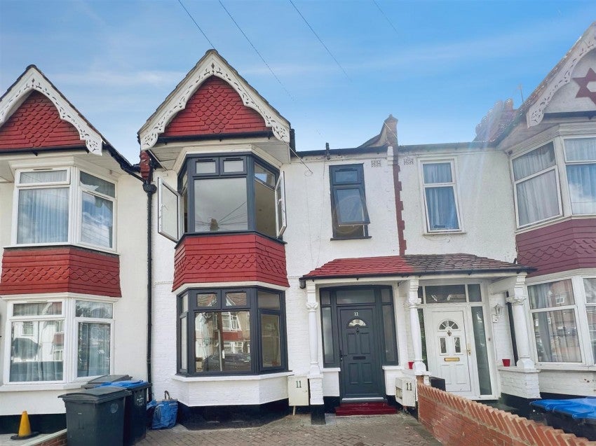House Waverley Avenue in Greater London