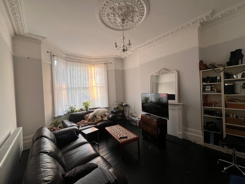 Room Longley Road in Greater London