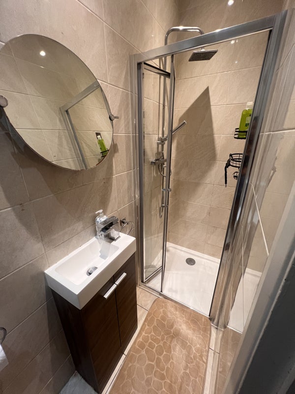 Room Longley Road in Greater London