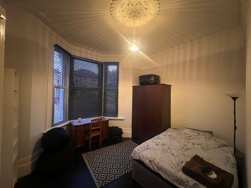 Room Longley Road in Greater London