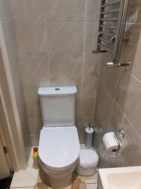 Room Longley Road in Greater London