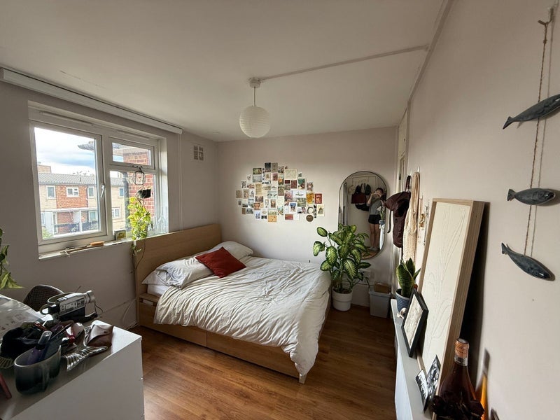 Room Middleton Road in Greater London
