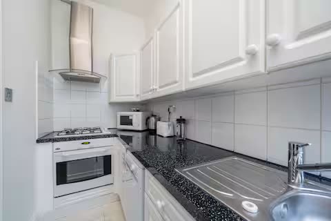 Flat Warwick Road in Greater London