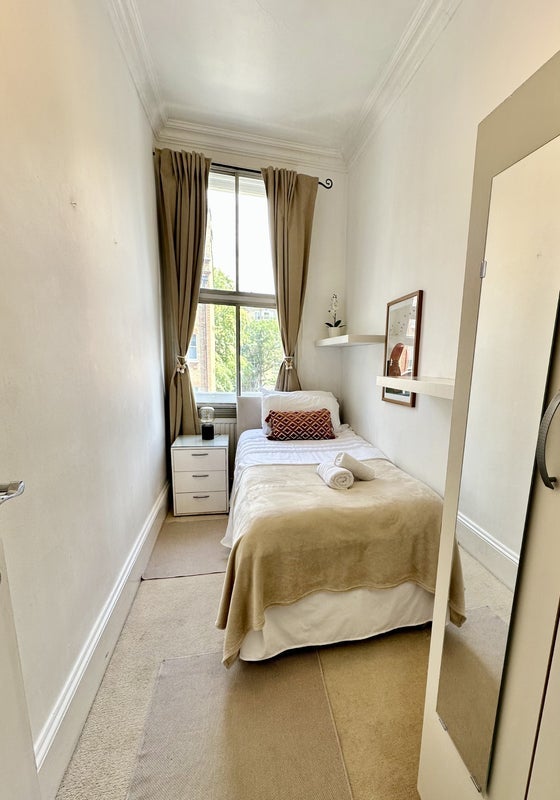 Flat Warwick Road in Greater London