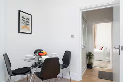 Flat Warwick Road in Greater London