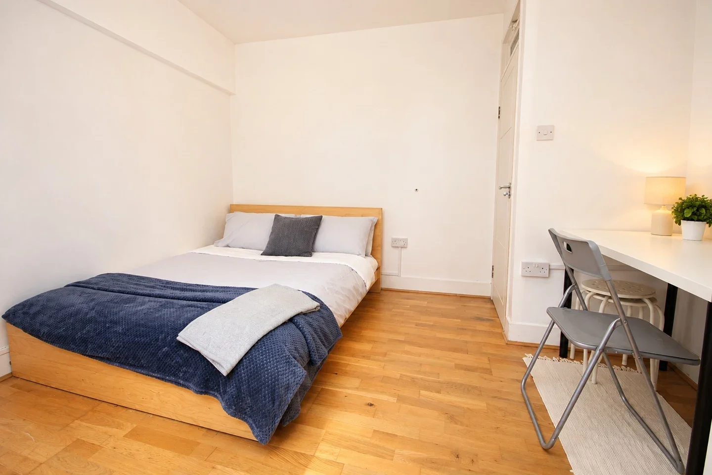 Room Lewis Street in Greater London