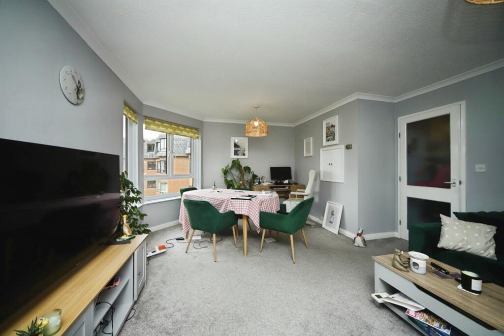 Flat French Weir Close in Taunton