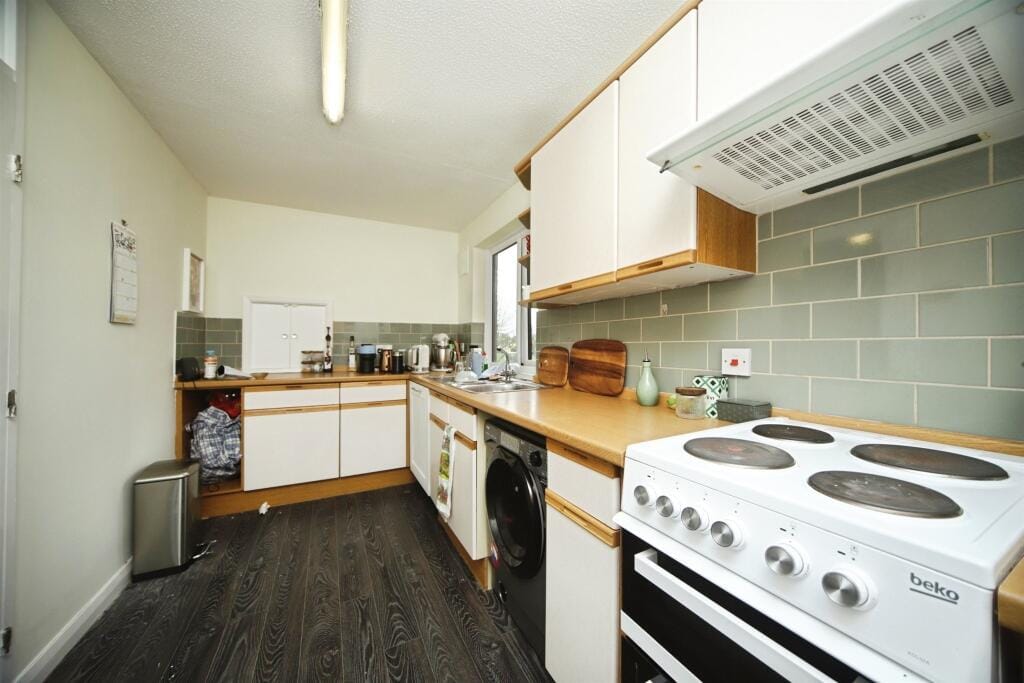 Flat French Weir Close in Taunton