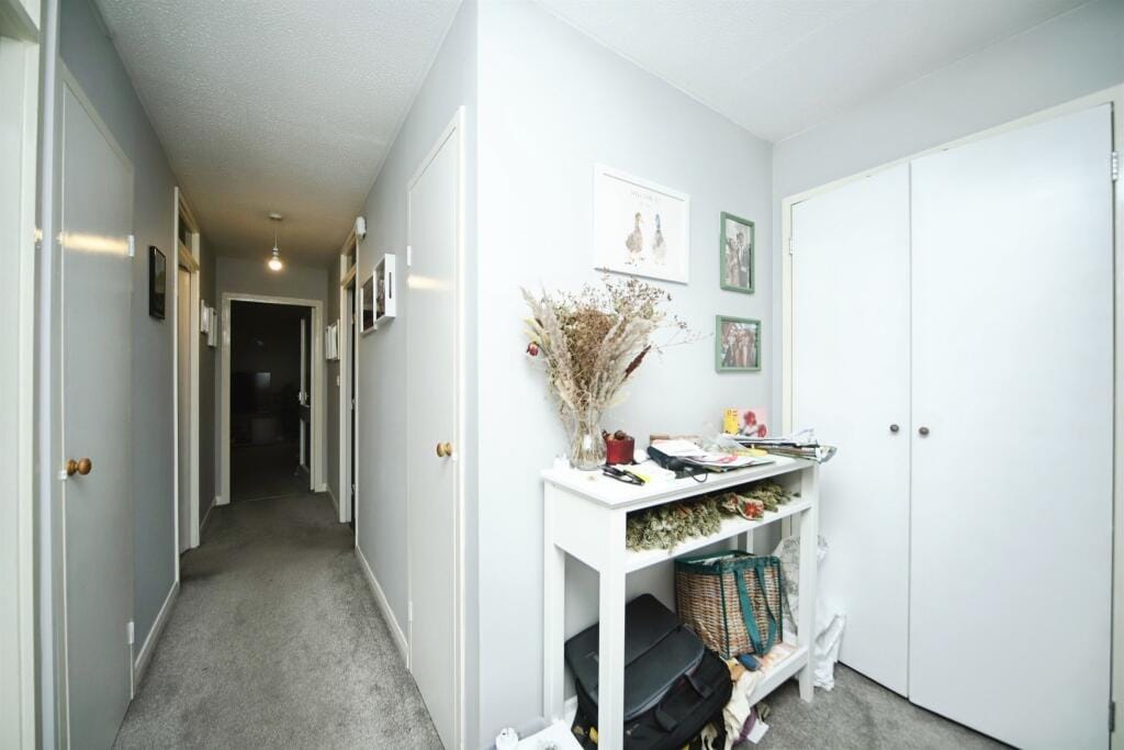 Flat French Weir Close in Taunton