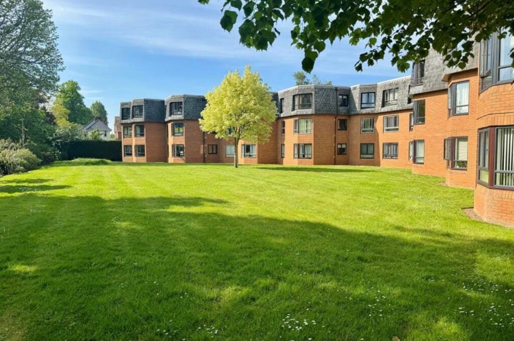 Flat French Weir Close in Taunton