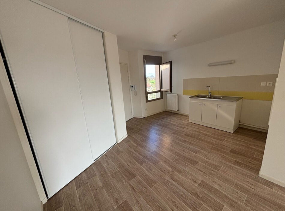 Flat Rue des Écoles in Dompierre-sur-Veyle