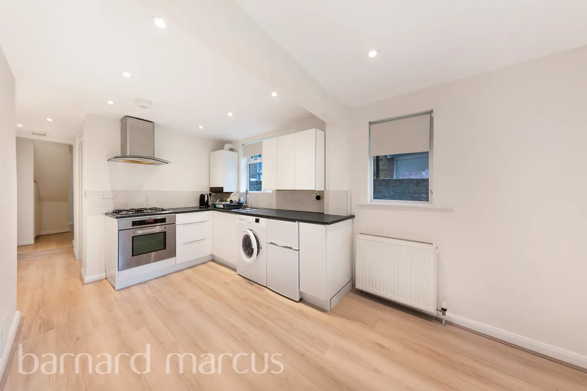 Flat Nutcroft Road in Greater London