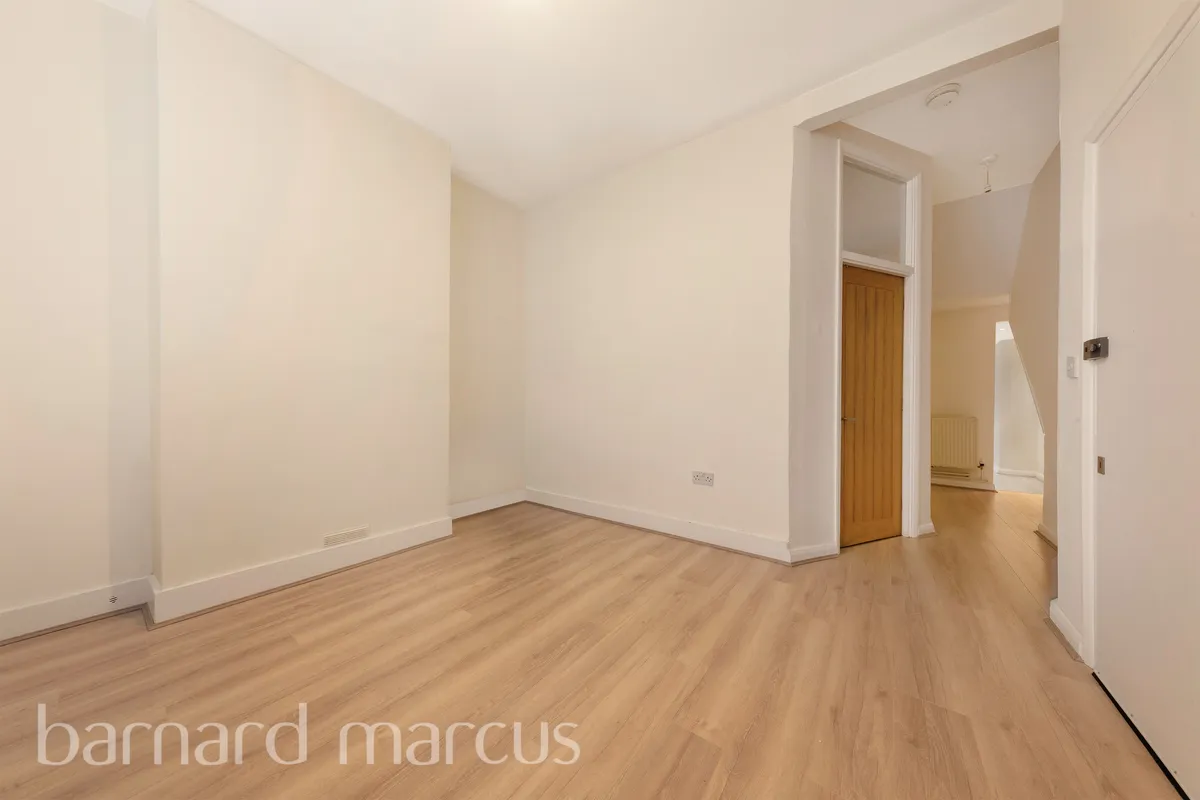 Flat Nutcroft Road in Greater London
