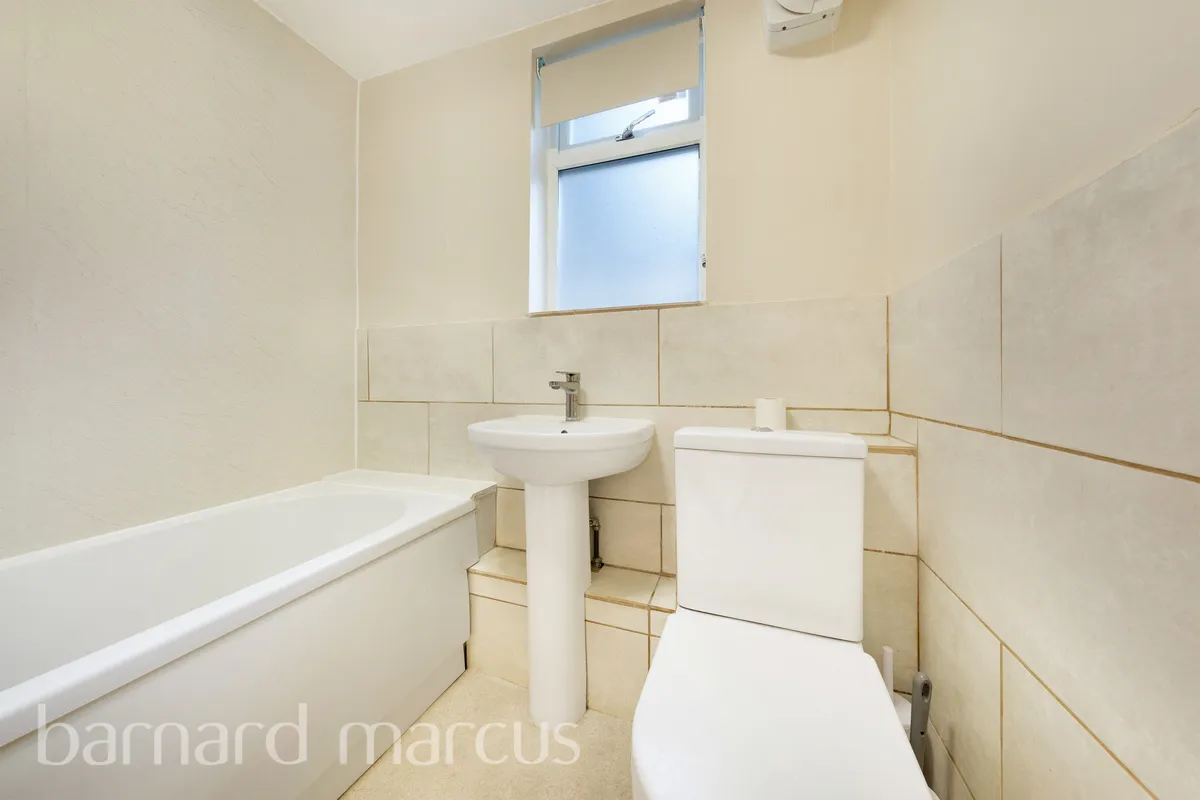 Flat Nutcroft Road in Greater London