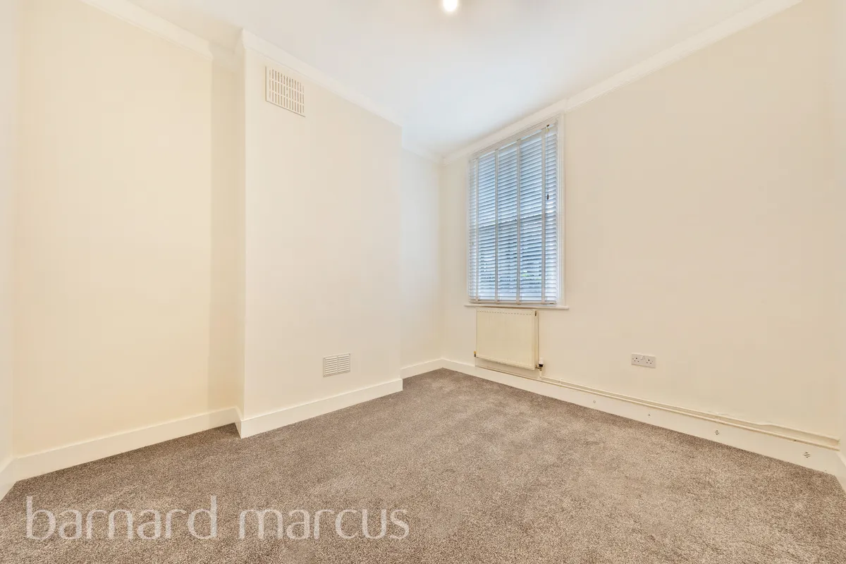 Flat Nutcroft Road in Greater London