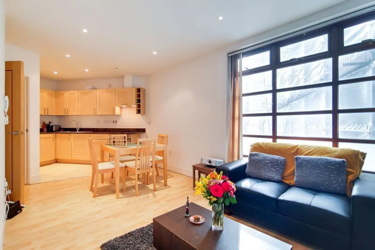 Flat Commercial Road in Greater London