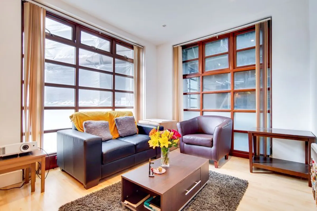 Flat Commercial Road in Greater London