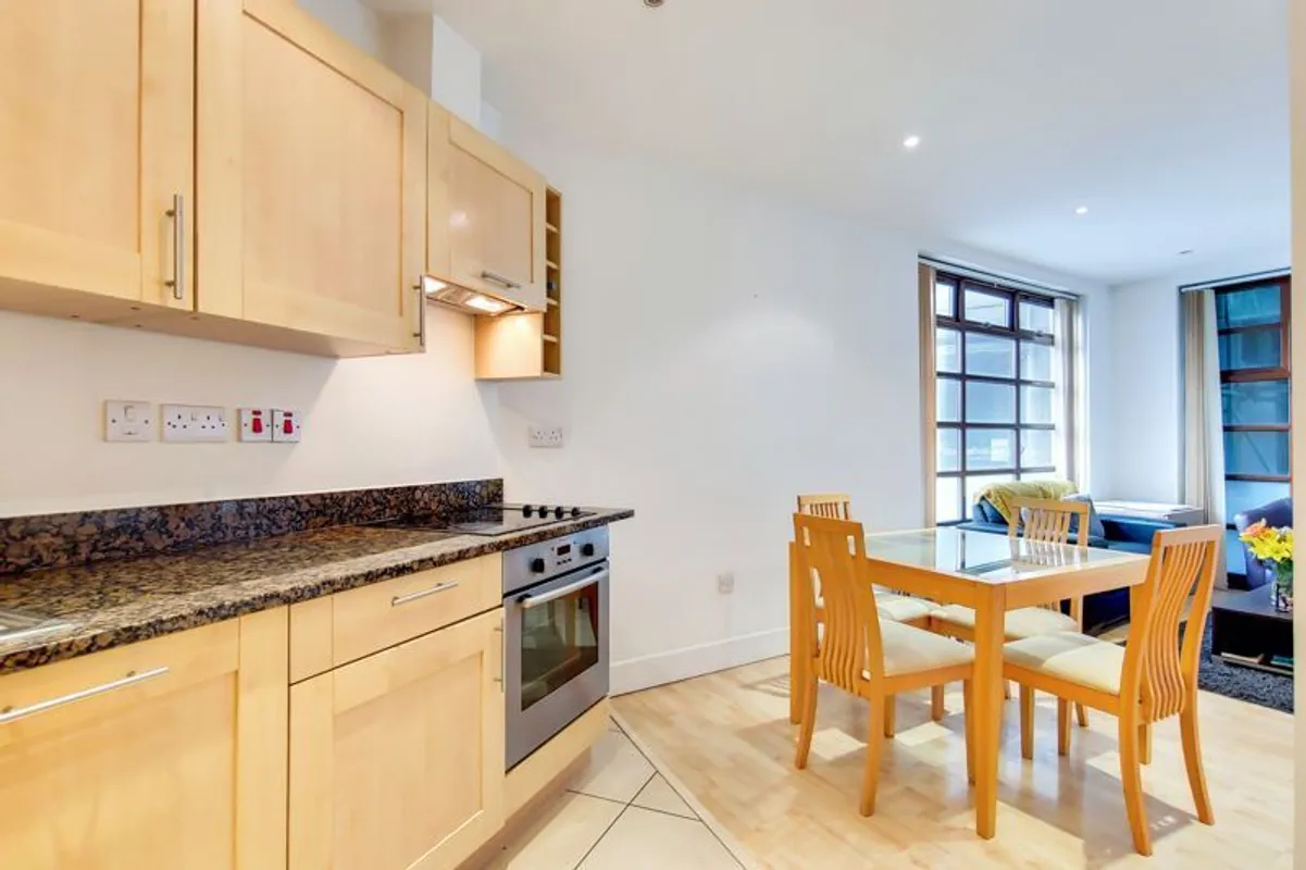 Flat Commercial Road in Greater London