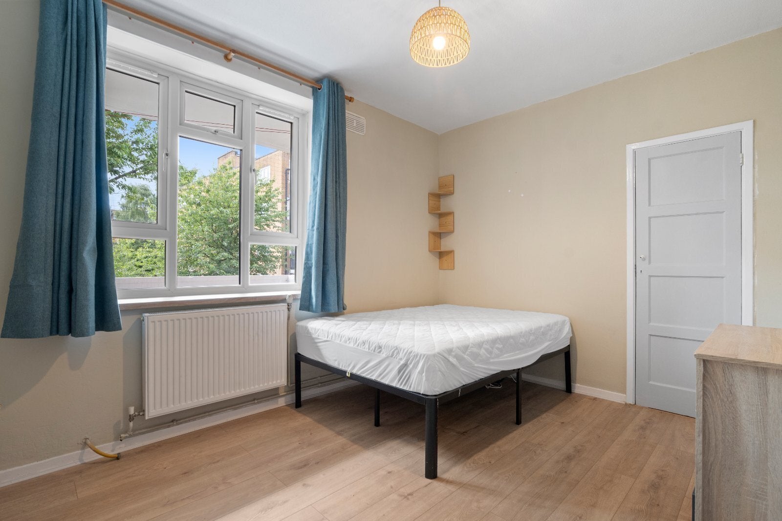 Flat Woodville Road in Greater London