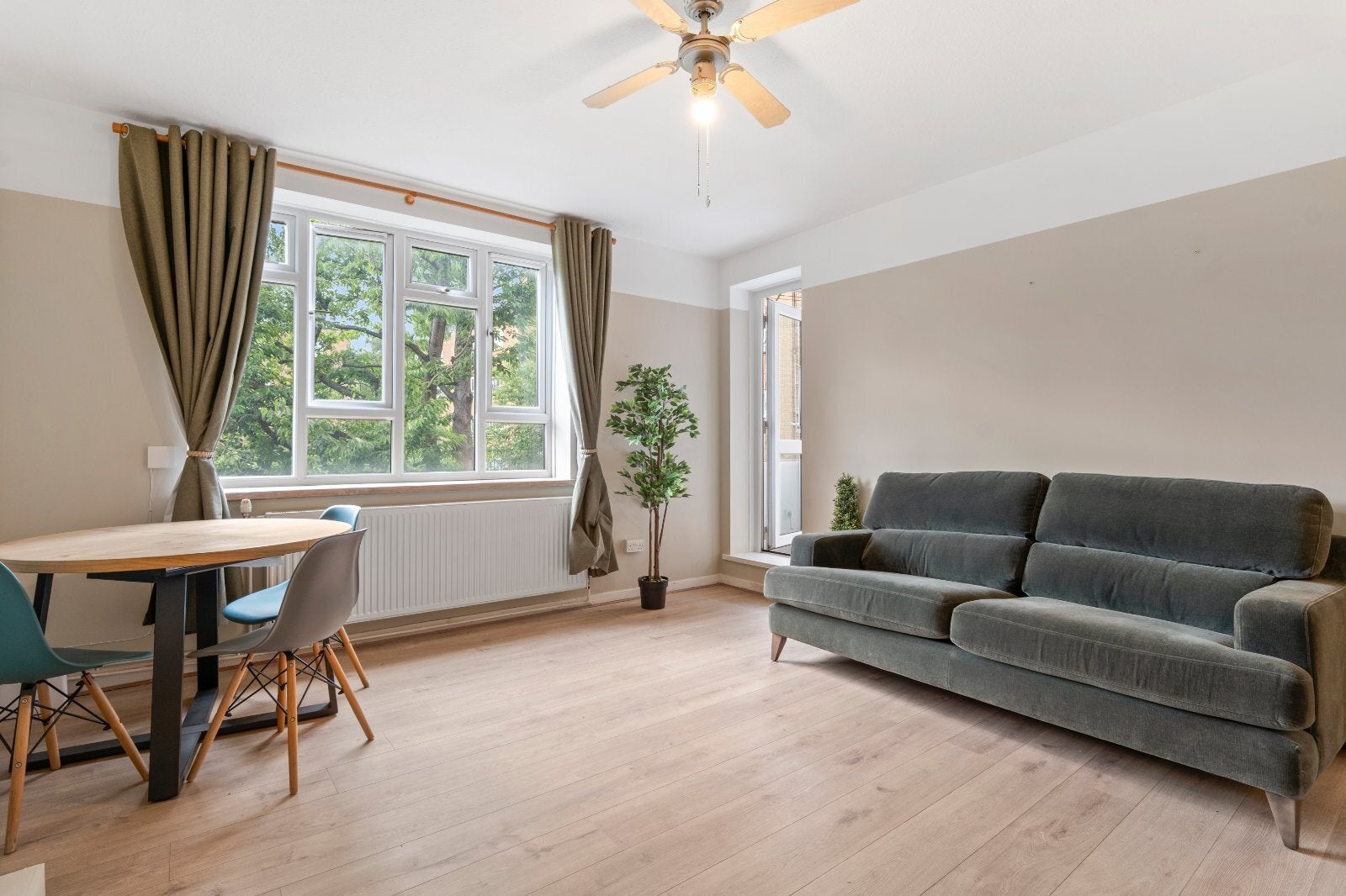 Flat Woodville Road in Greater London