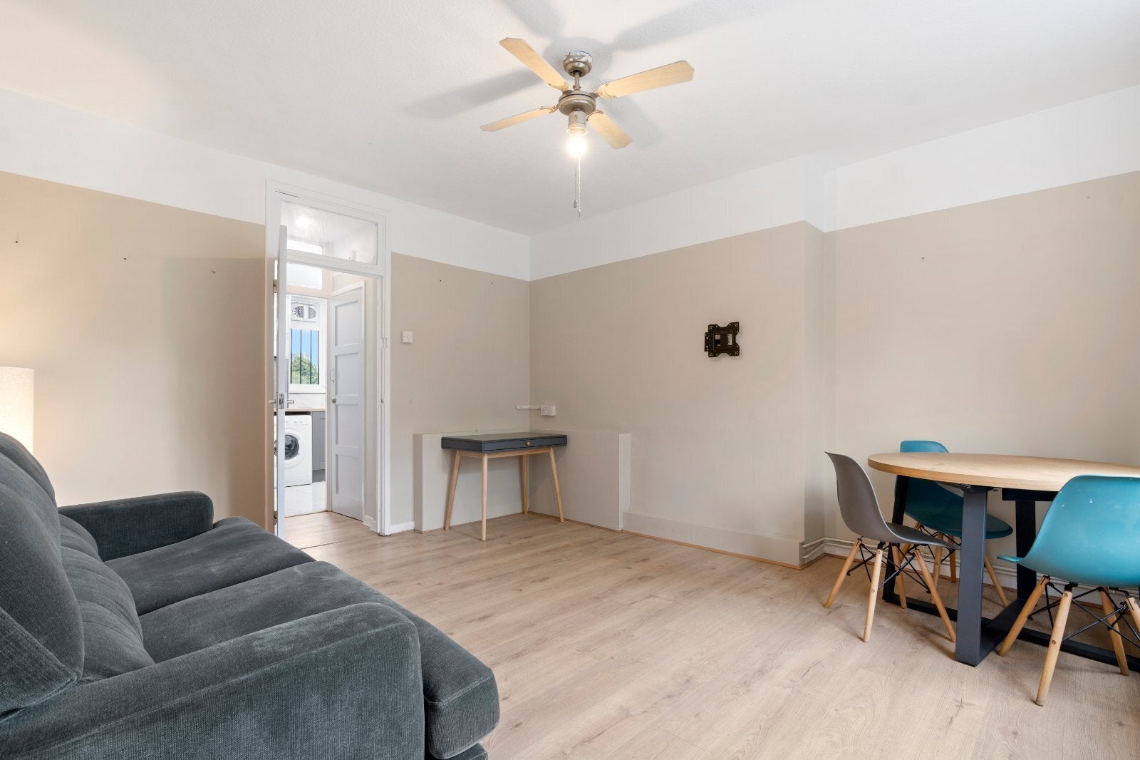 Flat Woodville Road in Greater London