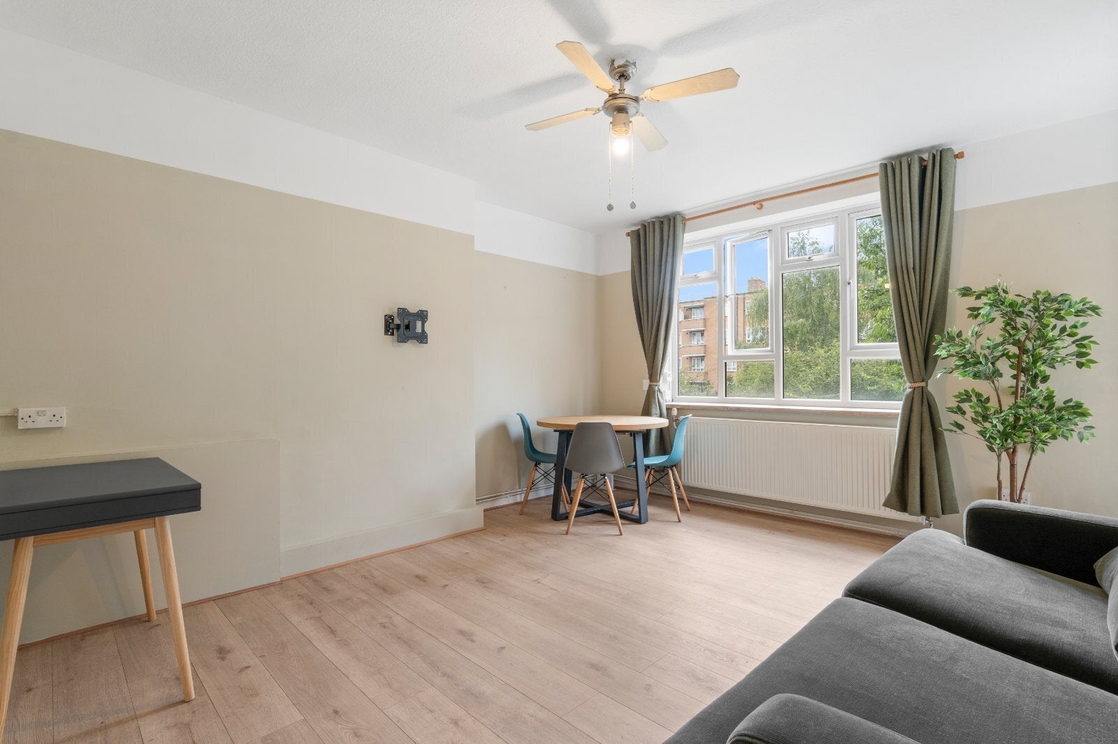 Flat Woodville Road in Greater London