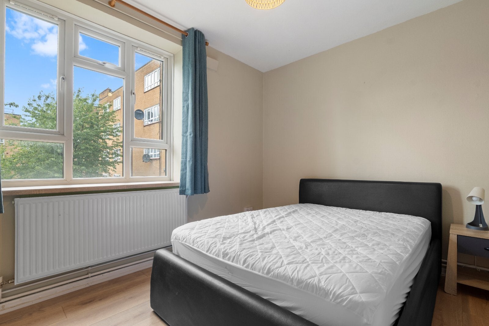 Flat Woodville Road in Greater London