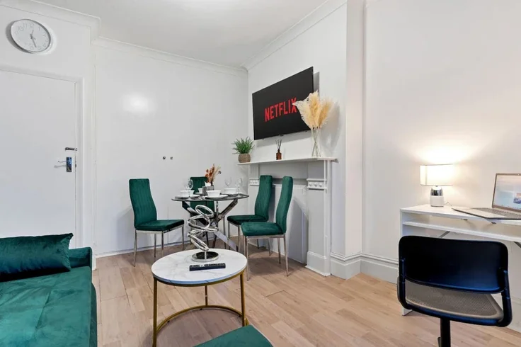 Flat Stanthorpe Road in Greater London