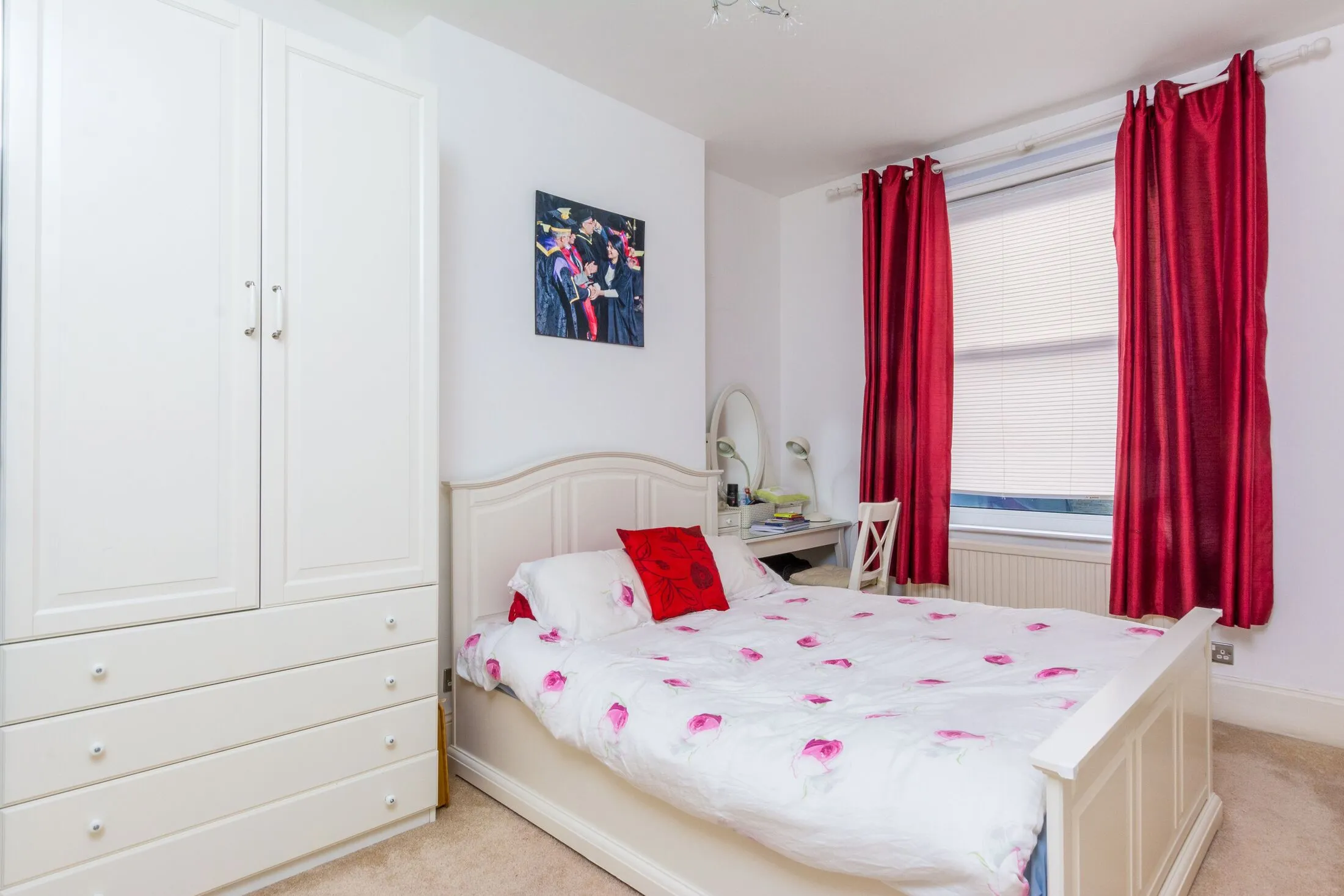 Flat Davis Road in Greater London