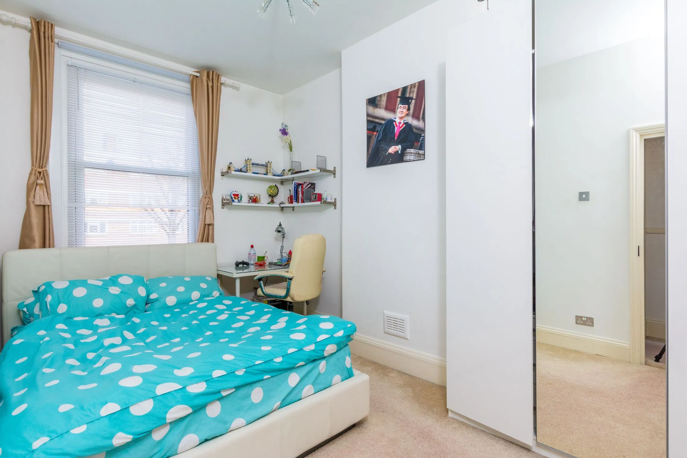 Flat Davis Road in Greater London