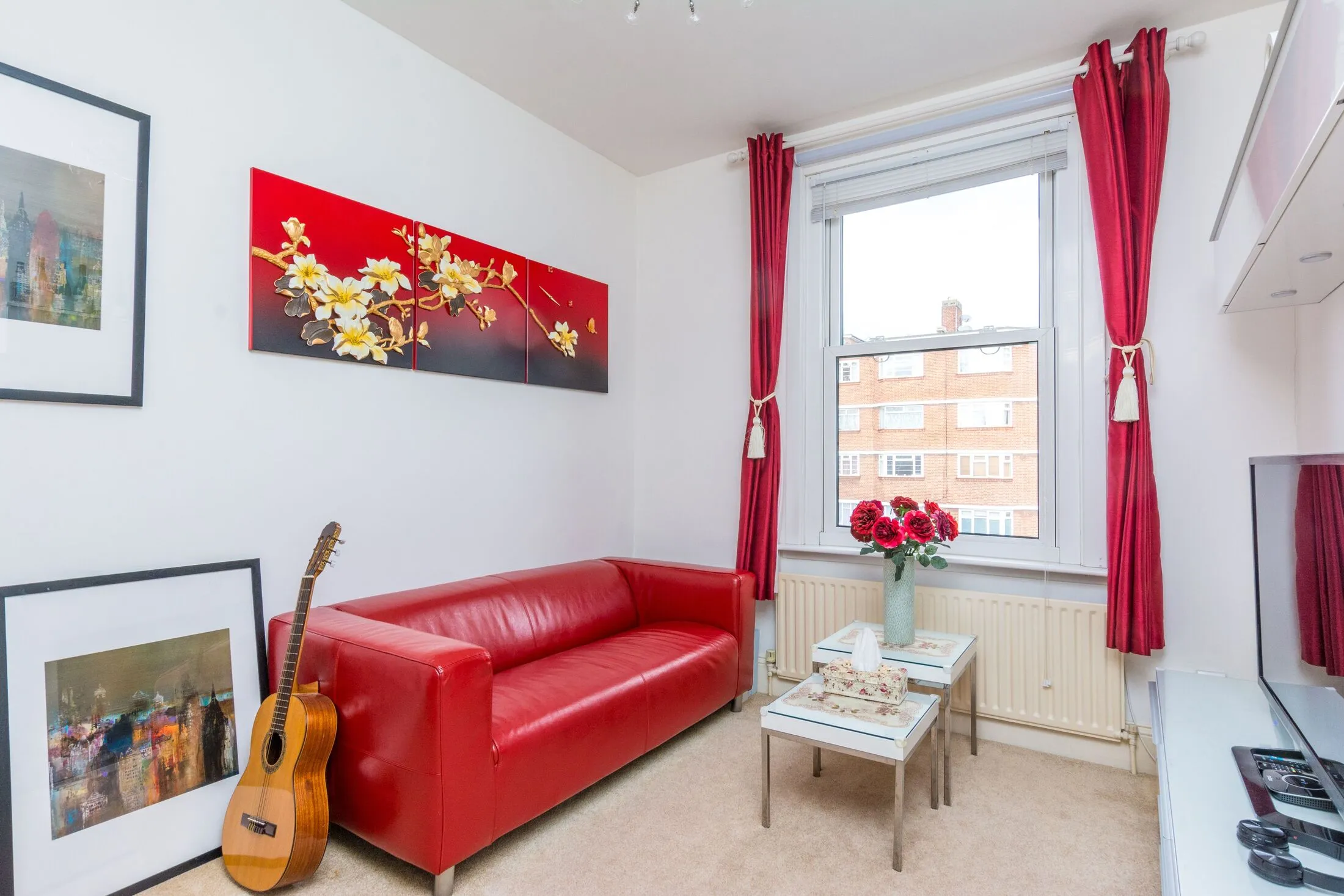 Flat Davis Road in Greater London