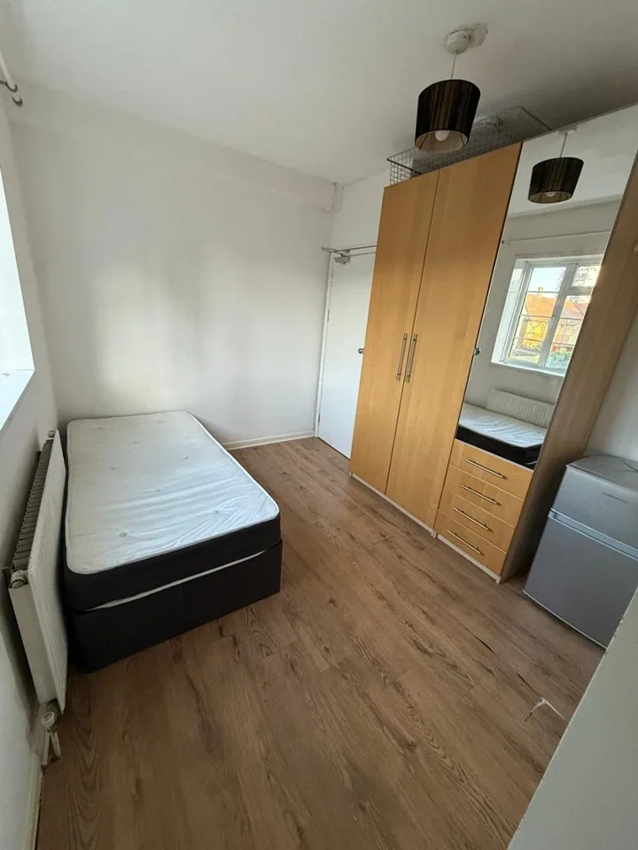 Room Repton Street in Greater London