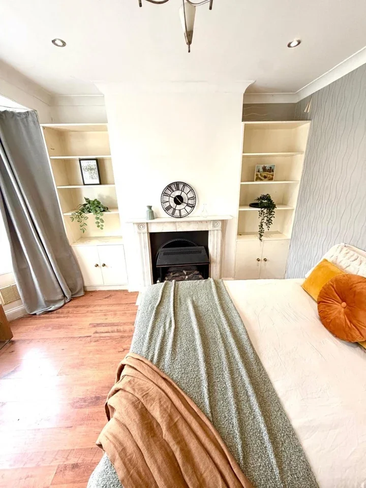 Room Manor Farm Road in Greater London