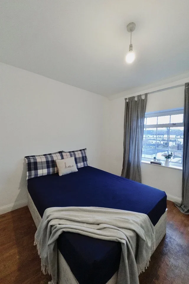 Room Manor Farm Road in Greater London