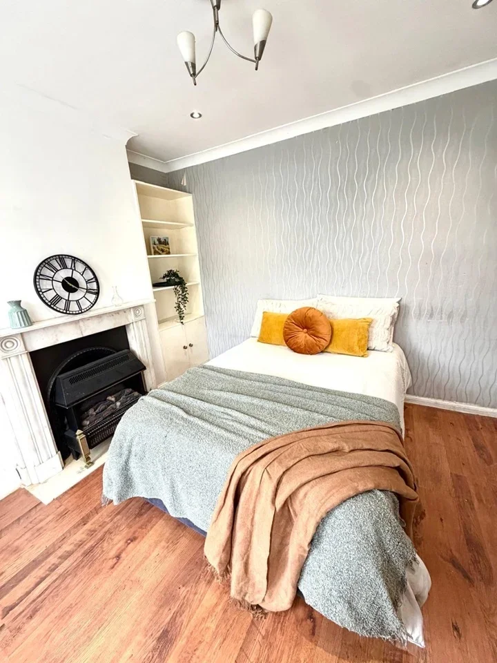 Room Manor Farm Road in Greater London