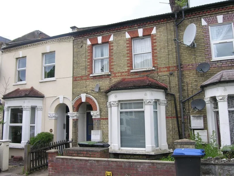 Flat Russell Road in Greater London