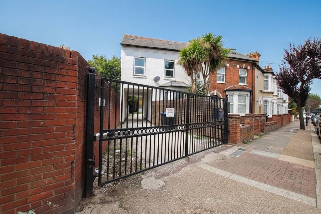 Flat Villiers Road in Greater London
